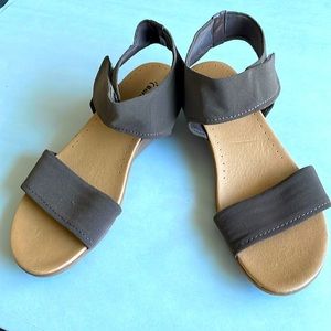 BARE TRAPS MERN SANDALS WEDGE HEELS 10M BROWN TEXTILE UPPERS WELL MAINTAINED